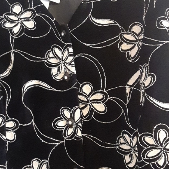 Black Floral Embroidered Blouse - Picture 5 of 8
